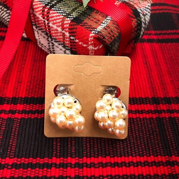 Vintage Pearl White Clip On Earrings - Picture 1 of 2